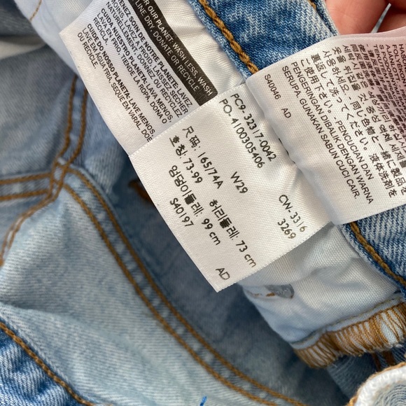 Levi’s unique button front distressed shorts - Picture 7 of 8